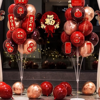 Balon dekoracije za novi dom, postavljanje scene za dnevni boravak i rekviziti za useljenje