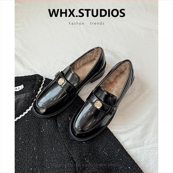 Loafers s okruglim nosom, gornji dio od mikrovlakna, podstava od umjetne krzna, debeli pet 3-5 cm, gumena potplat