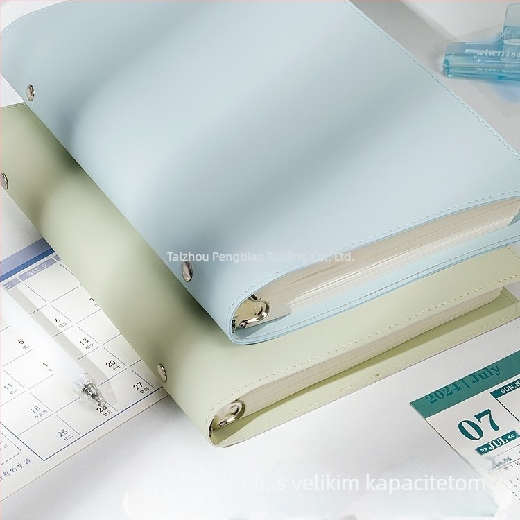 Odvojivi bilježnica s mekim kožnim omotom i kopčom, 1–50 stranica, papir od drvne pulpe, 40 g/m2, vezivanje: binder