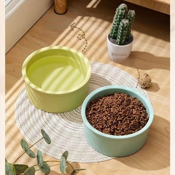 Keramička posuda za kućne ljubimce s anti-tilt dizajnom i zaštitom vrata, na drvenom stalku, za mačke i pse, posuda za vodu i hranu.