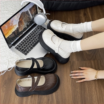 Loafers Mary Jane stil, debeli potplat, zaobljeni vrh, prugasti gornji dio, srednji visoki pet 3–5 cm