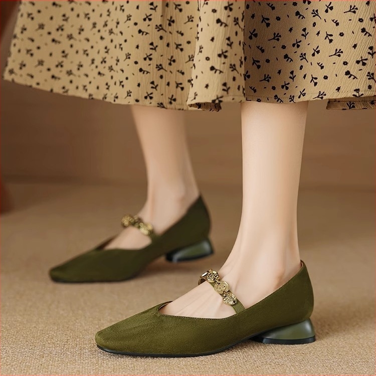 Mary Jane cipele s kvadratnim vrhom, gornji dio od ovčje kože, srednji blok pete 3–6 cm, slip-on