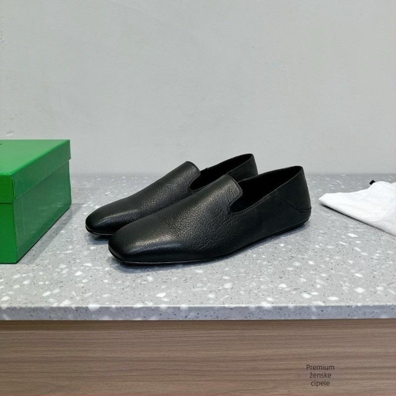 Slip-On kožni loaferi - prava koža, srednja visina gornjeg dijela, podstava od ovčje kože, potplat Vibram Rubber