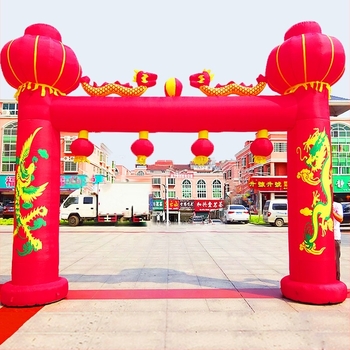 Napuhiva svadbena luka za otvoreno s motivom Zmaja i Feniksa te lukom duge