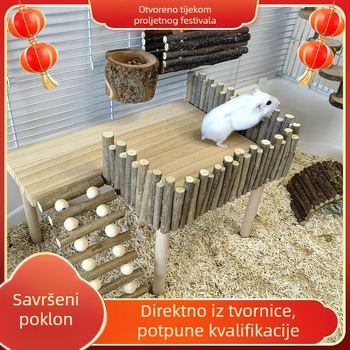 Drvena ljestvica za hrčka s dvostrukom platformom, ogradom od grančica i igračama za penjanje i žvakanje.