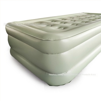 Naduvani krevet s plišastom površinom, PVC materijal, ugrađena električna pumpa, nosivost 300 kg, težina 5 kg