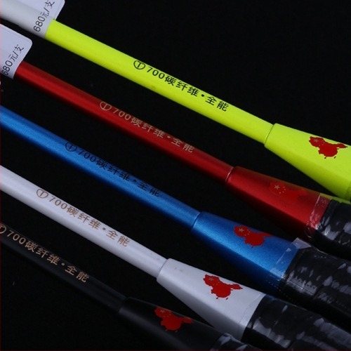 Raketa za badminton s karbonskim okvirom, vlakna svile kao struna, težina 80–84 g, debljina drške G5, srednja čvrstoća šipke, ravna glava, za amatere i napredne igrače