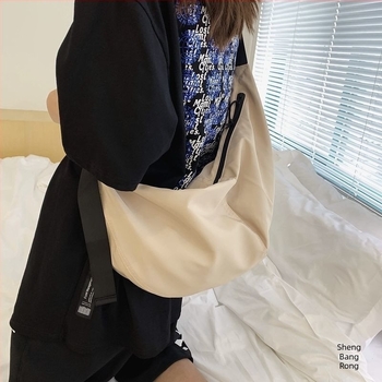 Harajuku stil crossbody torba, velika zapremina, vodootporni najlon, zatvaranje zipom, laminirani unutarnji džep