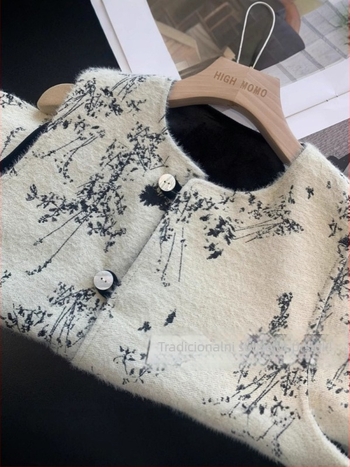 Vesta s okruglim izrezom, opuštenog kroja, duljina 50–65 cm, zimska sezona 2024