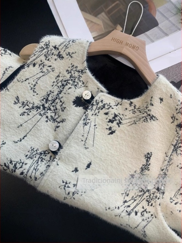 Vesta s okruglim izrezom, opuštenog kroja, duljina 50–65 cm, zimska sezona 2024