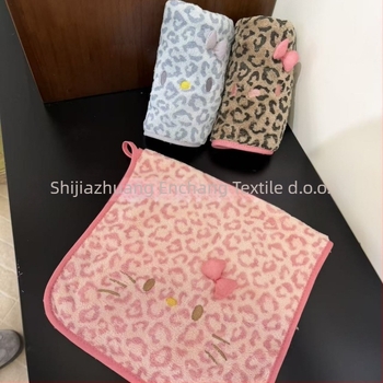 Dječji ručnik Coral Velvet s leopard uzorkom - mekan, upijajući ručnik za lice i kupanje, 110 g, poliestersko vlakno, jednostruka pređa