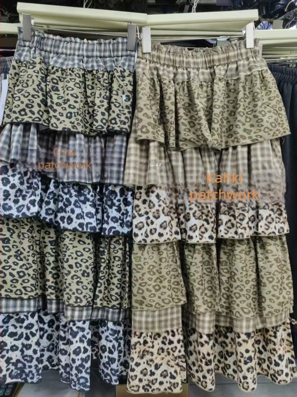 Suknja – elastičan pojas; višeslojne volane s čipkom; leopard uzorak; duga, pufasta suknja; poliester 70–80%