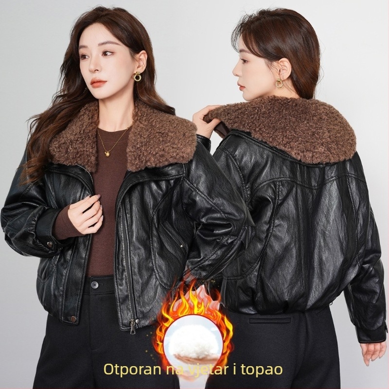 Ženska kožna jakna, kratkog kroja s kragnom od umjetne ovčje kože, zatvarač, dugi rukavi (Materijal: pravo koža; Duljina: kratka 40–50 cm; Kragna: umjetna ovčja koža; Zatvaranje: zip; Sezona: Zima 2025)