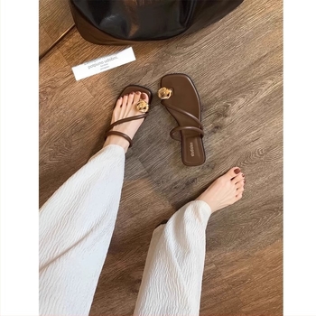 Ženske outdoor sandale s klinastim petom, remen oko prstiju, prozračna gornja strana, gumena potplat