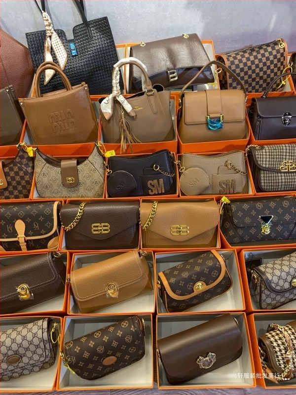 Ženska crossbody torba s horizontalnim kvadratnim oblikom, PVC, podstava poliester, zatvaranje poklopcem, unutarnji džepovi: zatvarač, džep za mobitel, džep za ID