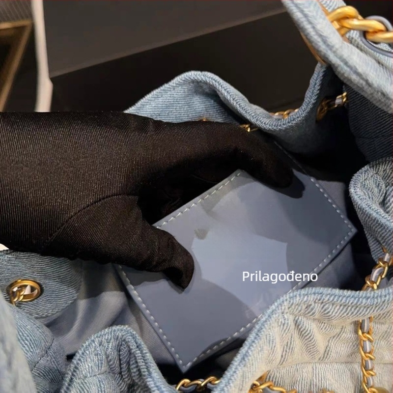 Denim torba tipa kanta s jednom naramenicom, zatvaranje šnira, unutarnja džep sa zatvaračem, podstava od poliester-cottona, proljeće 2025