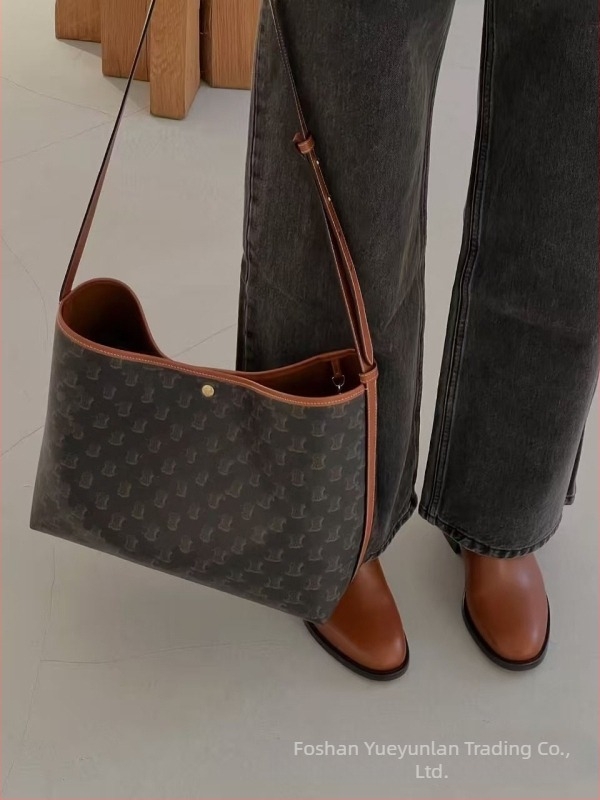 Arc de Triomphe print Tote torba - Prava koža (prvi sloj goveđe kože), horizontalan kvadratni oblik, magnetsko zatvaranje, unutarnja džep za telefon s laminiranim džepom, proljeće 2025