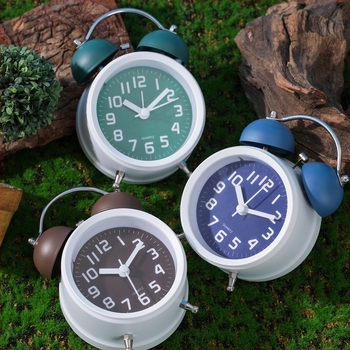 Stolni alarmni sat za djecu i studente, analogni prikaz s brojevima, baterijsko napajanje, metalno kućište, glatko kretanje sekundne ruke
