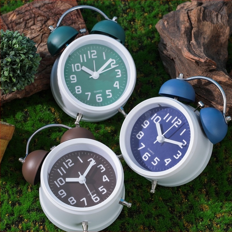Stolni alarmni sat za djecu i studente, analogni prikaz s brojevima, baterijsko napajanje, metalno kućište, glatko kretanje sekundne ruke