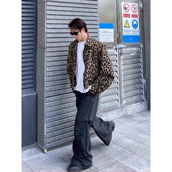 Muška denim jakna s leopard uzorkom, izprana, slobodan kroj, zatvarač na zipu, rever s klopom, bez kapulje