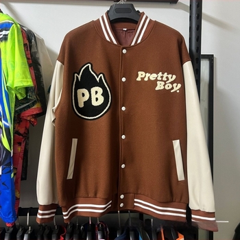 Bomber jakna s PU kožnim rukavima i velikom izvezom na tkanini viskoze-vuna, dvostruka flis podstava, slobodan kroj, okrugli ovratnik, za muškarce