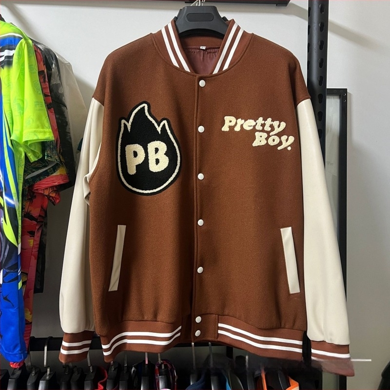 Bomber jakna s PU kožnim rukavima i velikom izvezom na tkanini viskoze-vuna, dvostruka flis podstava, slobodan kroj, okrugli ovratnik, za muškarce