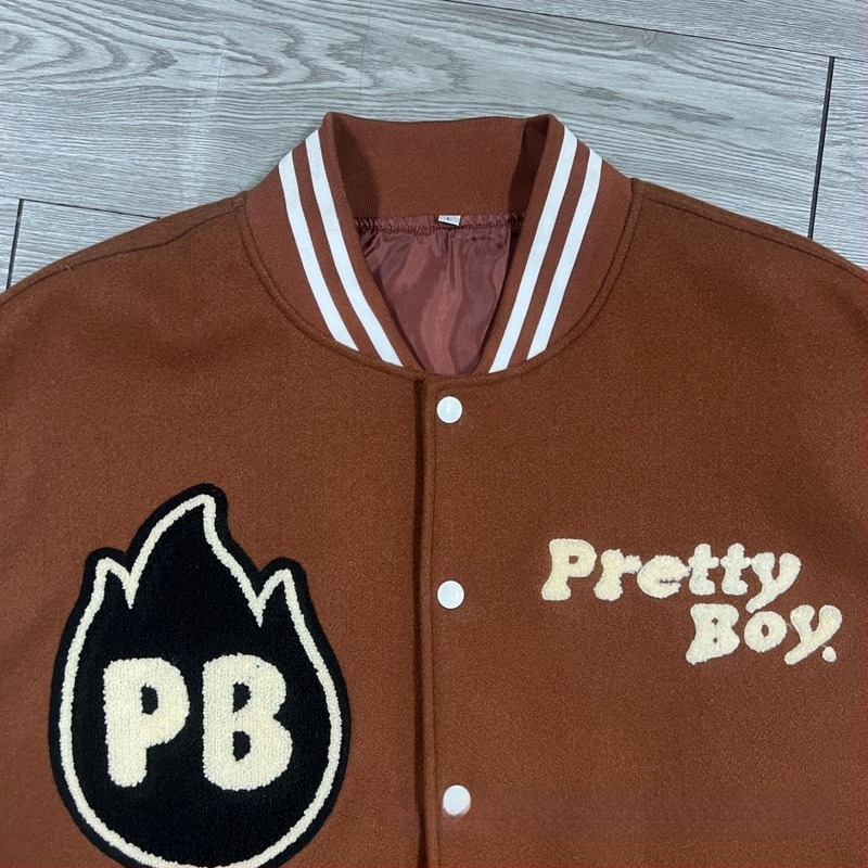 Bomber jakna s PU kožnim rukavima i velikom izvezom na tkanini viskoze-vuna, dvostruka flis podstava, slobodan kroj, okrugli ovratnik, za muškarce