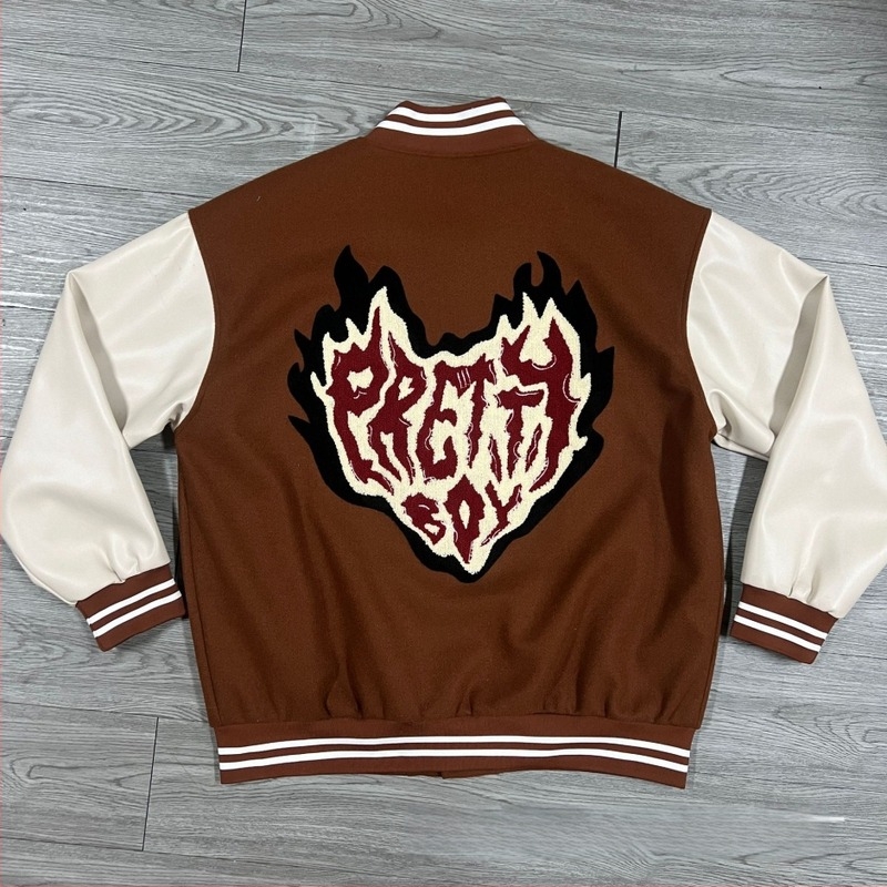 Bomber jakna s PU kožnim rukavima i velikom izvezom na tkanini viskoze-vuna, dvostruka flis podstava, slobodan kroj, okrugli ovratnik, za muškarce