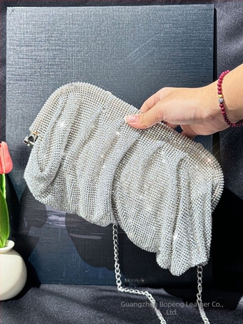 Ručno izrađena večernja clutch torbica sa kristalima, stil oblaka (materijal: PU; podstava: platno; magnetsko zatvaranje; horizontalan četverokutni oblik; džep za telefon)