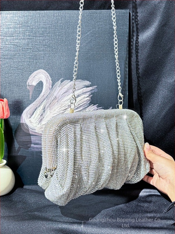 Ručno izrađena večernja clutch torbica sa kristalima, stil oblaka (materijal: PU; podstava: platno; magnetsko zatvaranje; horizontalan četverokutni oblik; džep za telefon)