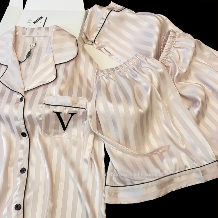 Pidžama – trodjelni set od ice silk, s ovratnikom u stilu lapela, 3/4 rukavi i hlače.