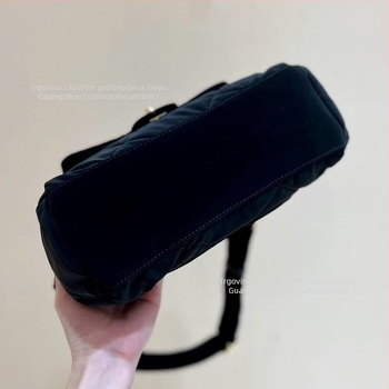 Velur crossbody torba, kviltriran dizajn, zatvaranje na zip, jedna naramenica; unutarnji džep s zipom i džep za mobitel; gradski minimalistički stil.