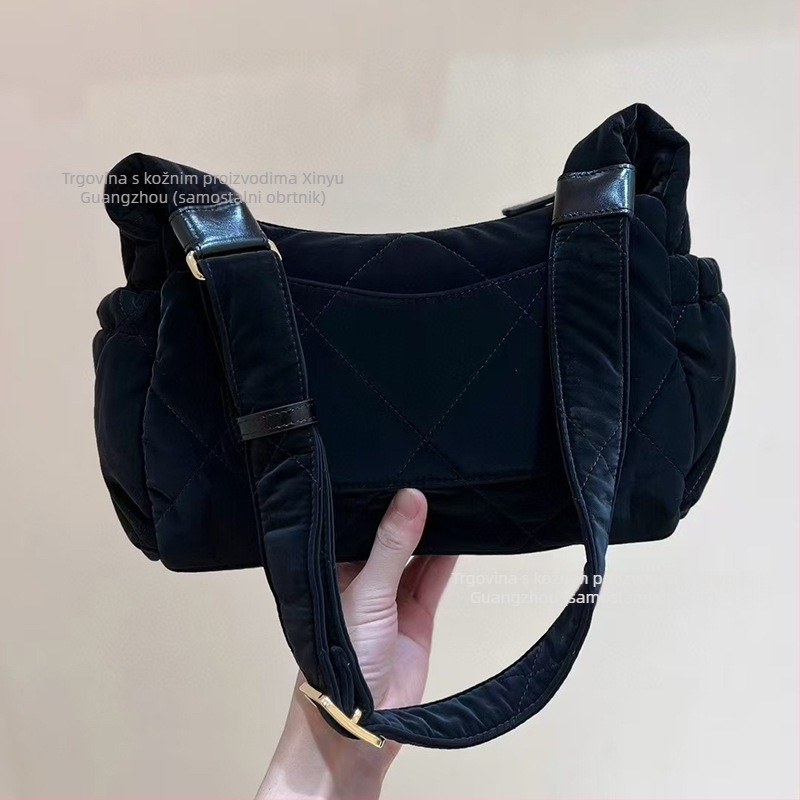 Velur crossbody torba, kviltriran dizajn, zatvaranje na zip, jedna naramenica; unutarnji džep s zipom i džep za mobitel; gradski minimalistički stil.
