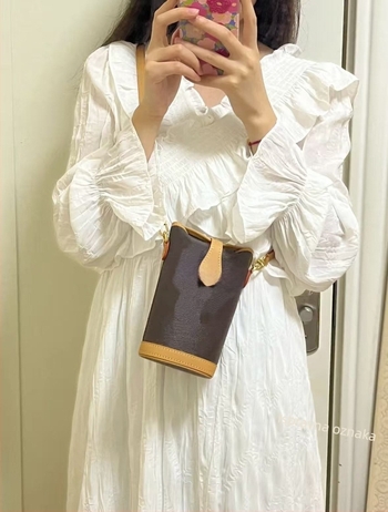 Torba za nošenje preko ramena od prave kože, cilindričnog oblika, džep za telefon, zatvaranje šnurnicom, gradski minimalistički stil