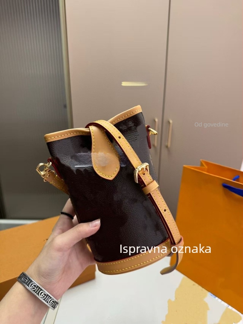 Torba za nošenje preko ramena od prave kože, cilindričnog oblika, džep za telefon, zatvaranje šnurnicom, gradski minimalistički stil