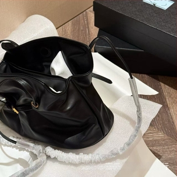 Ženska torba od prave kože s zatvaračem, vodoravni kvadratni oblik, unutarnji džepovi za mobitel i dokumente, gradski minimalistički stil