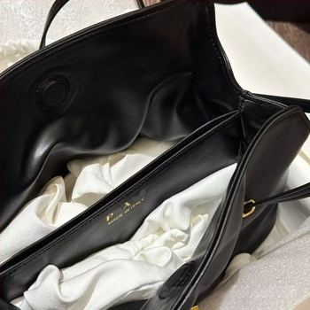 Ženska torba od prave kože s zatvaračem, vodoravni kvadratni oblik, unutarnji džepovi za mobitel i dokumente, gradski minimalistički stil