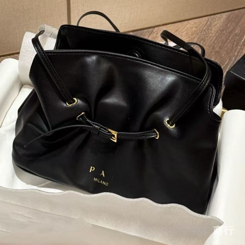 Ženska torba od prave kože s zatvaračem, vodoravni kvadratni oblik, unutarnji džepovi za mobitel i dokumente, gradski minimalistički stil