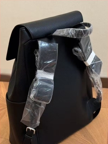 Ruksak s kopčom i vezicama, prirodna koža, kapacitet 20–35 L, podstava poliester, zakrivljene naramenice, gradski minimalistički stil