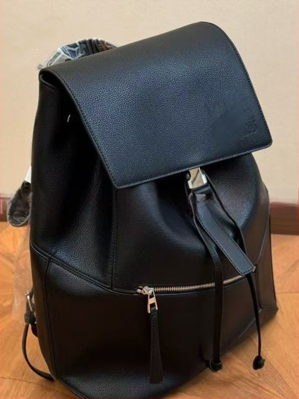 Ruksak s kopčom i vezicama, prirodna koža, kapacitet 20–35 L, podstava poliester, zakrivljene naramenice, gradski minimalistički stil