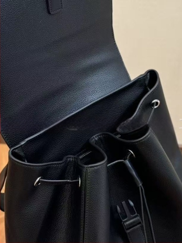 Ruksak s kopčom i vezicama, prirodna koža, kapacitet 20–35 L, podstava poliester, zakrivljene naramenice, gradski minimalistički stil