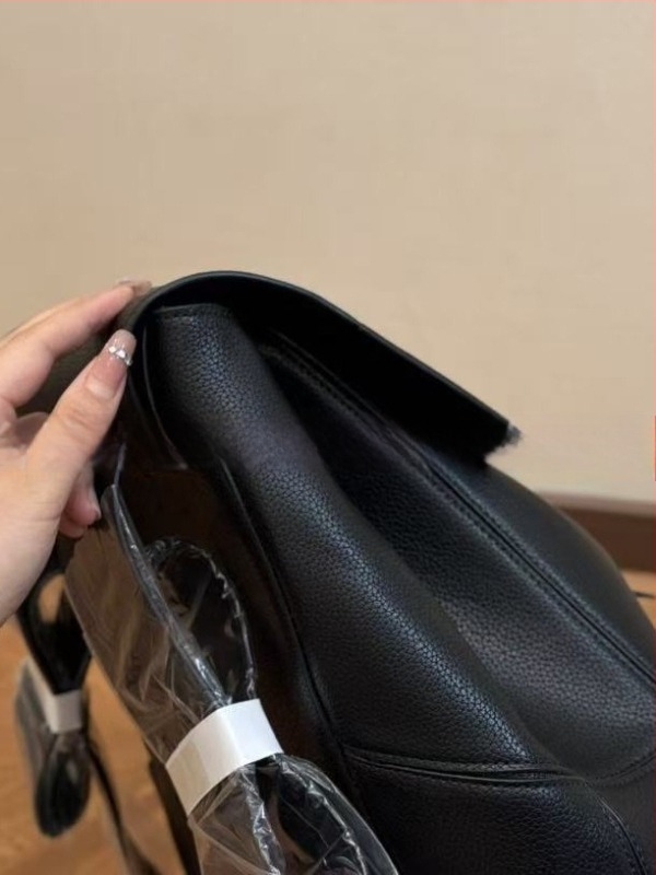 Ruksak s kopčom i vezicama, prirodna koža, kapacitet 20–35 L, podstava poliester, zakrivljene naramenice, gradski minimalistički stil