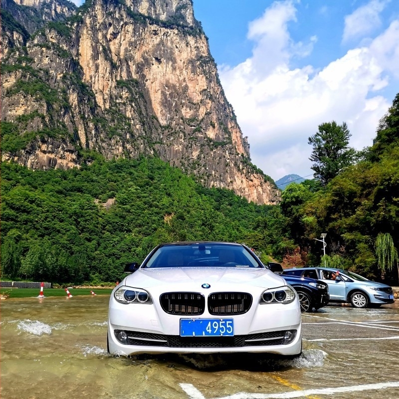 BMW 5. serije prednja rešetka s dvostrukim vodoravnim trakama (ABS plastika, ugradnja na branik, 2011–2017, težina 1 kg, OEM-kompatibilno)
