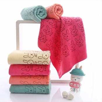 Rukavnik za lice od mikrovlakana s prilagođenim logom | vlakno 16 | težina 50–80 g | glavni sastojak: poliester | proizvodni postupak: šivanje, rezana dlačica, obična tkanina