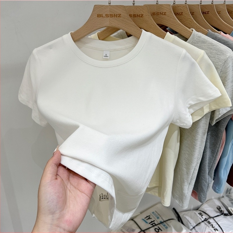 100% pamuk, teški materijal 240 g/m², geometrijski uzorak, uski kroj, kratki rukavi