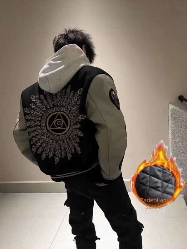 PU kožna bomber jakna sa stojećim ovratnikom, jednoredno kopčanje, slobodan kroj, izvezeni detalj