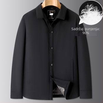 Muška down jakna s kapuljom, slobodnog kroja, jednostruko kopčanje, tanak i dugi zimskih komad, punilo od bijelog gusjeg perja 86–90%.