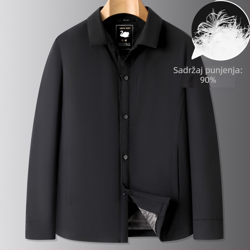 Muška down jakna s kapuljom, slobodnog kroja, jednostruko kopčanje, tanak i dugi zimskih komad, punilo od bijelog gusjeg perja 86–90%.