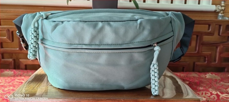 Sportska torba — materijal Dole cotton composite; prozračna, vodootporna i otporna na habanje; unisex; velik kapacitet; izdanje jeseni 2025