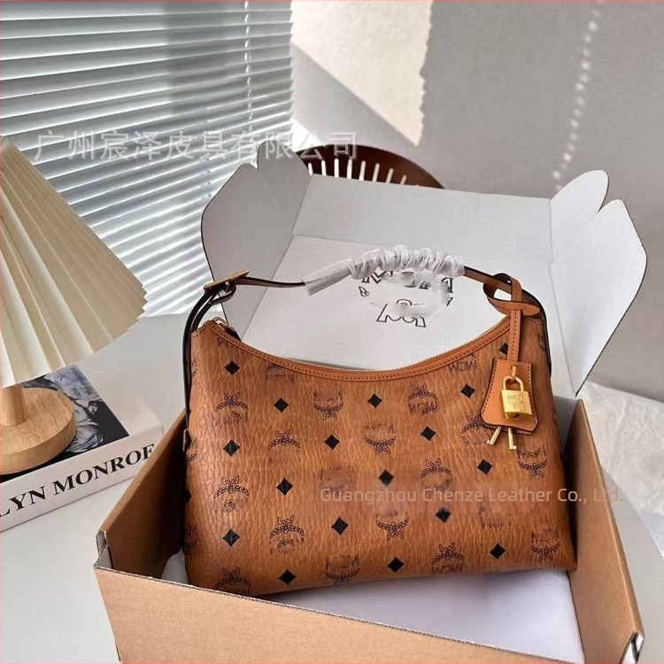 Hobo torba s klasičnim uzorkom | PU materijal, zatvaranje na zip, unutarnje zip torbica i džep za telefon, poliester podstava, horizontalni kvadratni oblik